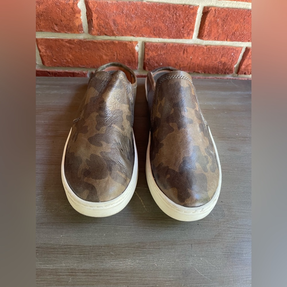 EUC Sofft Sommers III Camo Leather Slide